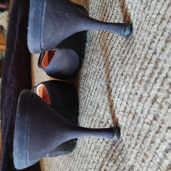 Prada heels. Navy slip-on with front bow. Size Euro 37 US size 6.5/7 - Picture 5 of 7